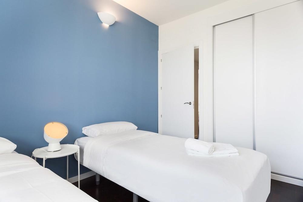 Olala Port Forum Apartments サン・アドリア・デ・ベソス エクステリア 写真