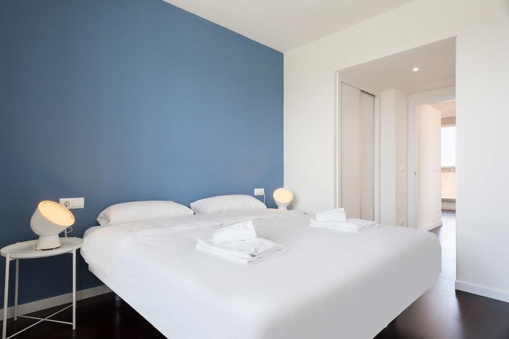 Olala Port Forum Apartments サン・アドリア・デ・ベソス エクステリア 写真