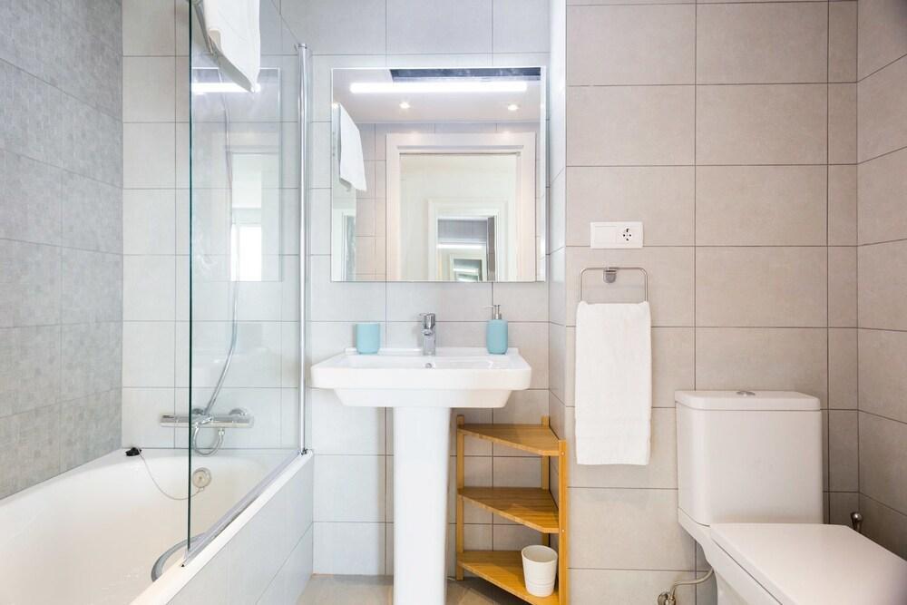 Olala Port Forum Apartments サン・アドリア・デ・ベソス エクステリア 写真